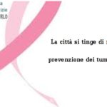 La scritta all’ingresso della città si tinge di rosa per sensibilizzare sull’importanza della prevenzione dei tumore della mammella